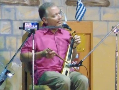 Αμερικάνος έμαθε ποντιακή λύρα μέσω skype! (βίντεο)